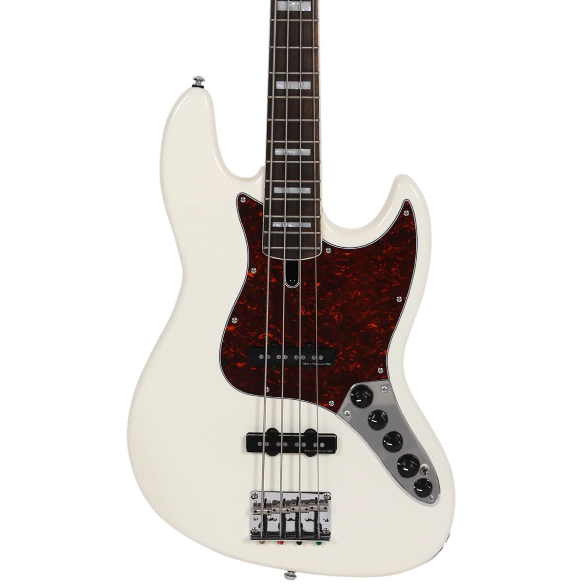 Kaplumbağa kabuğu pena ve dört telli beyaz elektro bas gitar.