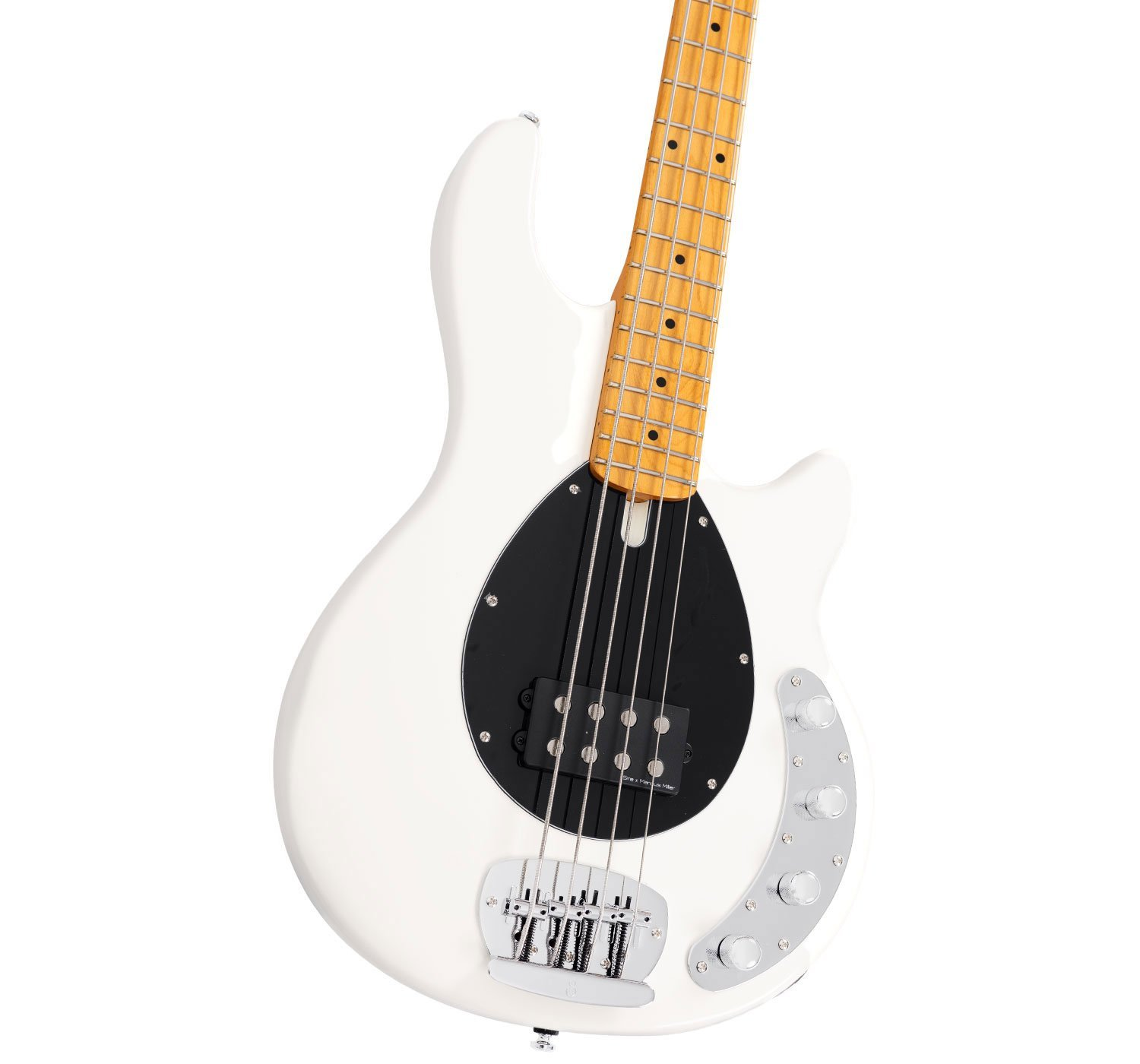 Siyah pena koruyuculu ve gümüş donanımlı beyaz bas gitar.