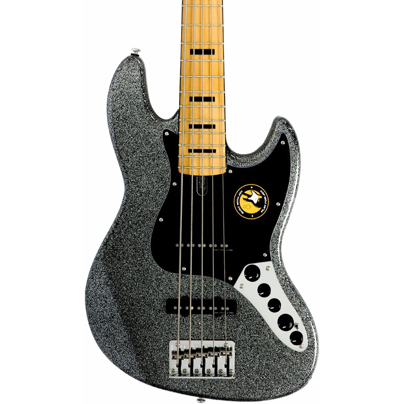 Parlak siyah 5 telli bas gitar, açık renkli klavye ve siyah pena korumalı.