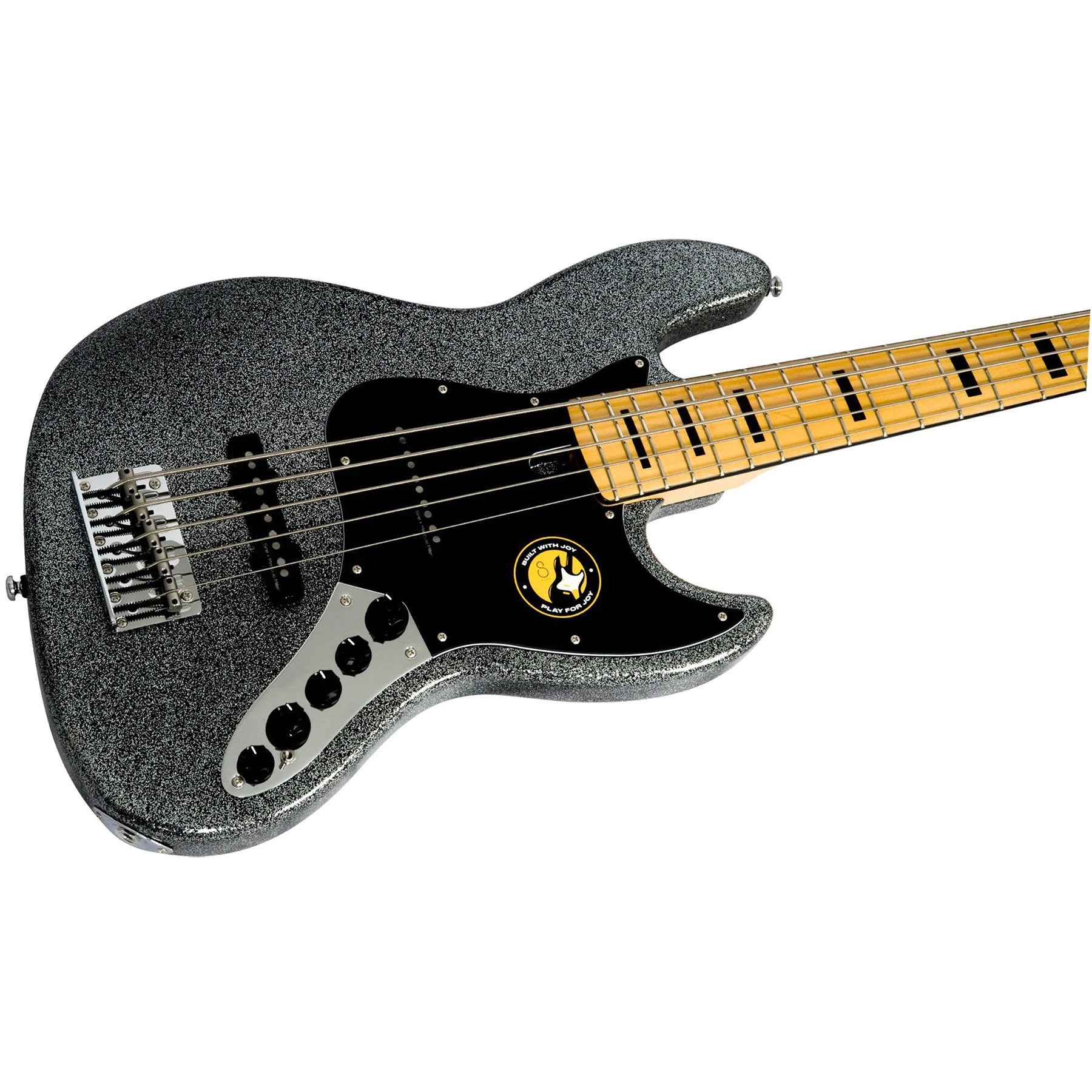 Parlak gümüş rengi, siyah pena korumalı ve açık renkli klavyeli bas gitar.