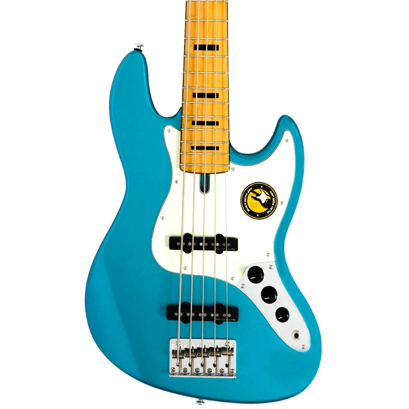 Akçaağaç sapa ve beyaz pena koruyucuya sahip mavi bas gitar.