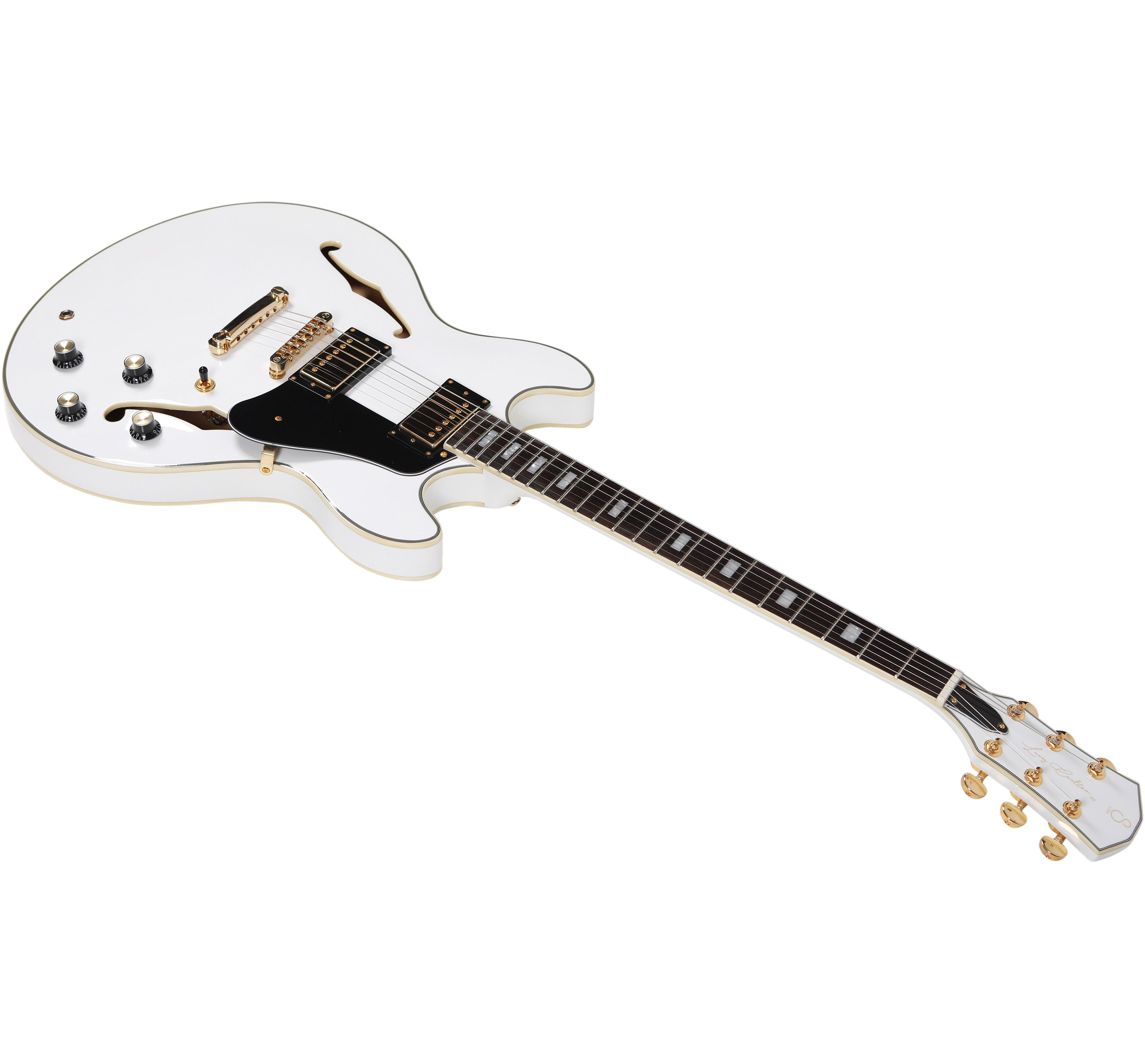 Altın donanımlı, f-delikli, siyah pena korumalı beyaz elektro gitar.