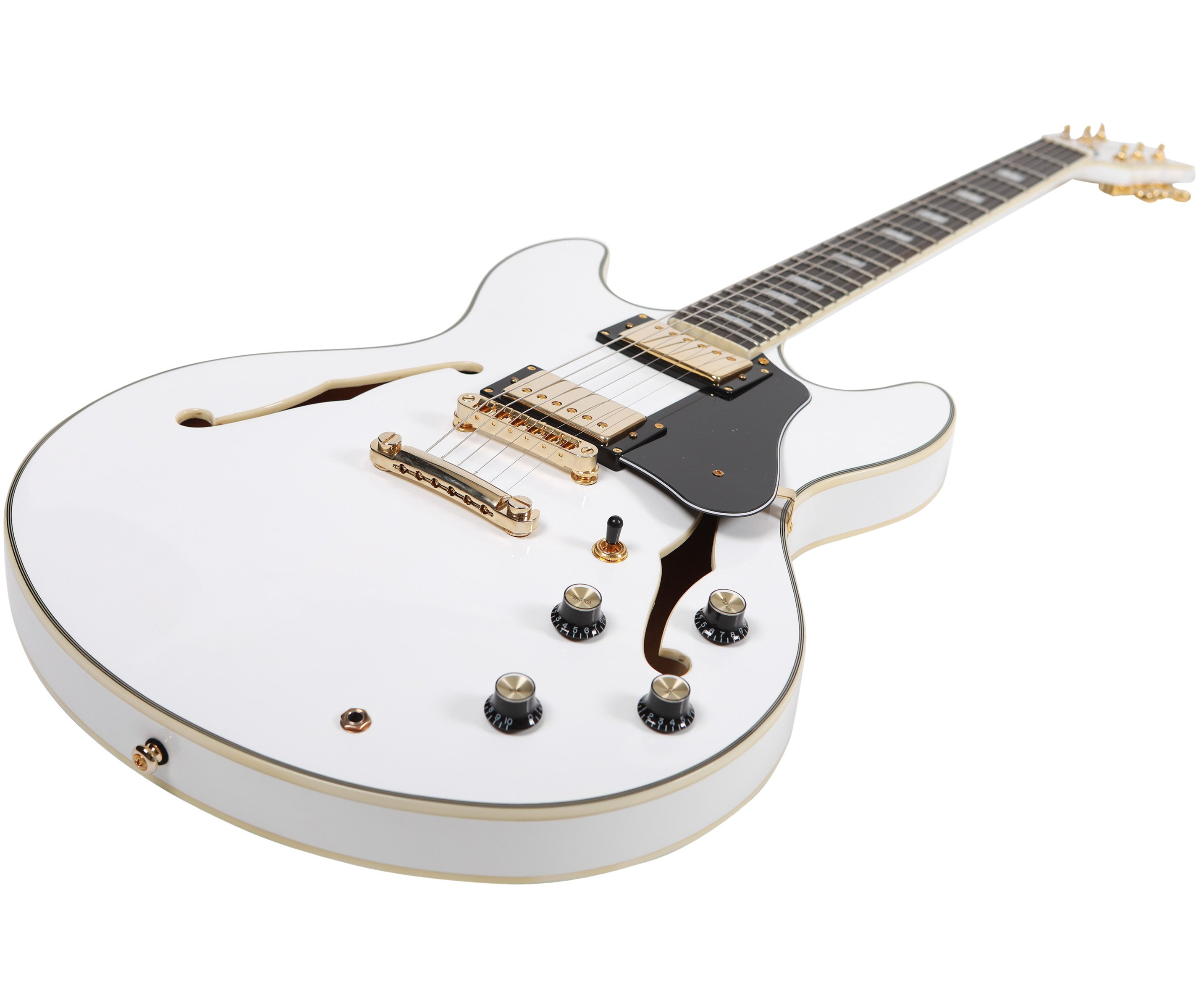 Altın donanımlı beyaz elektro gitar beyaz arka plan üzerinde.