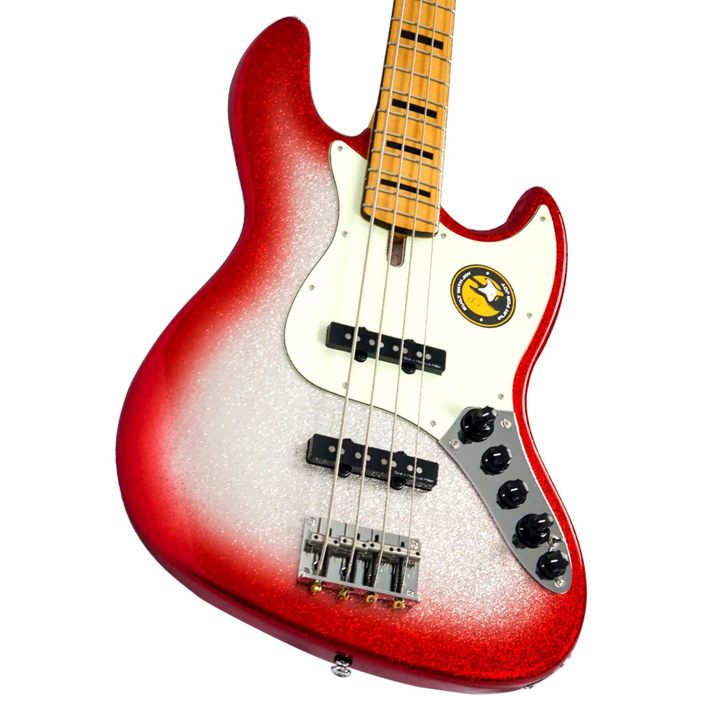 Beyaz pena korumalı ve akçaağaç klavyeli, kırmızı ve gümüş rengi elektro bas gitar.