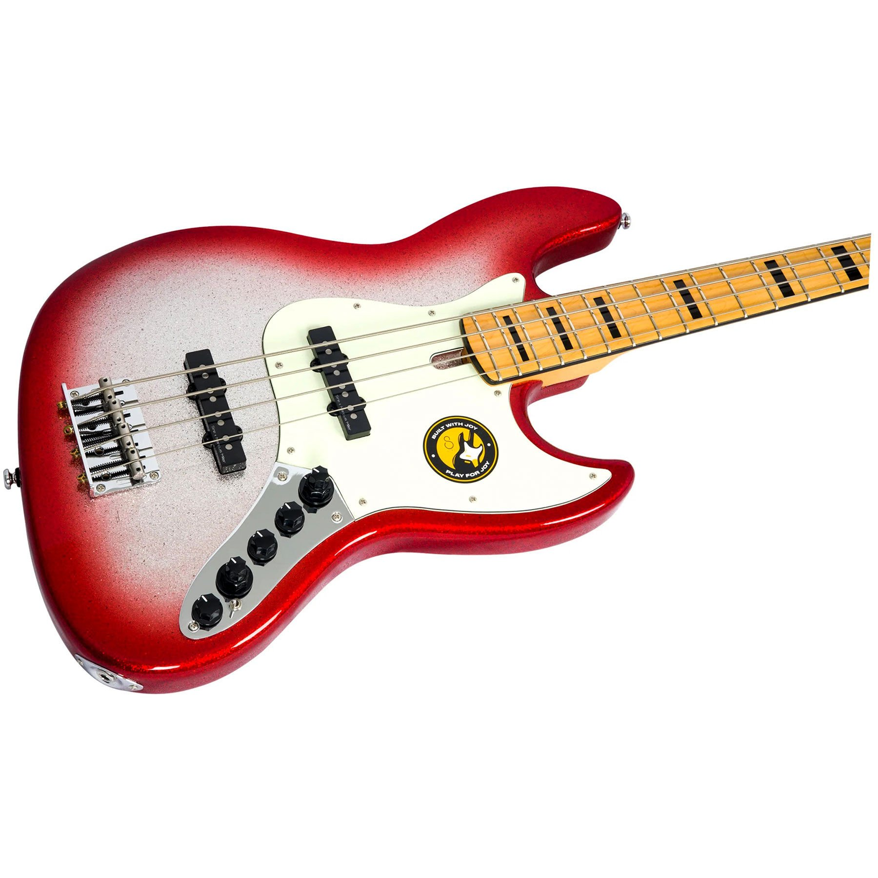 Beyaz arka plan üzerinde kırmızı ve gümüş dört telli bas gitar.
