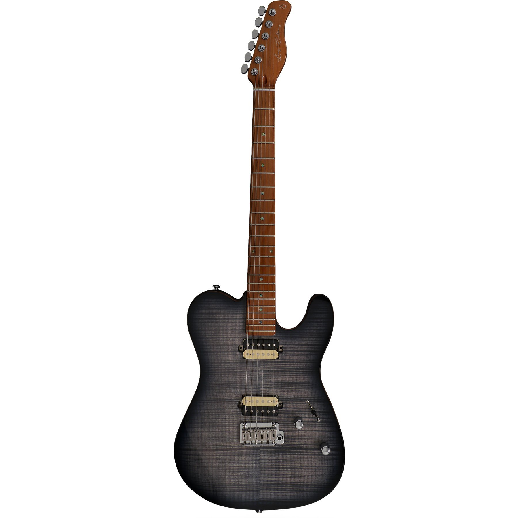 Koyu renkli, ahşap damarlı elektro gitar beyaz arka plana karşı duruyor.