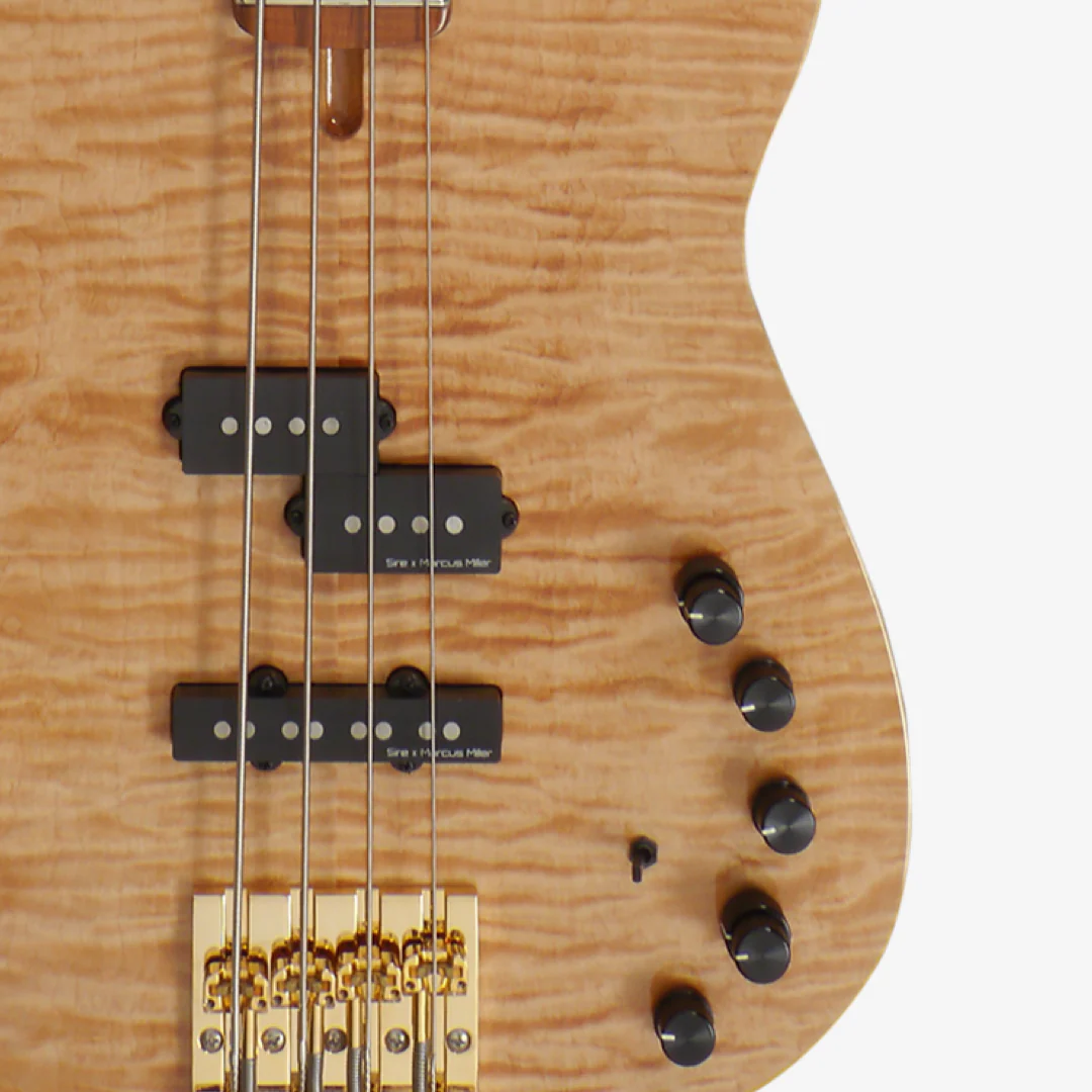 Altın kaplama ve sarı ahşap kaplamalı 5 telli bas gitarın yakın çekimi.