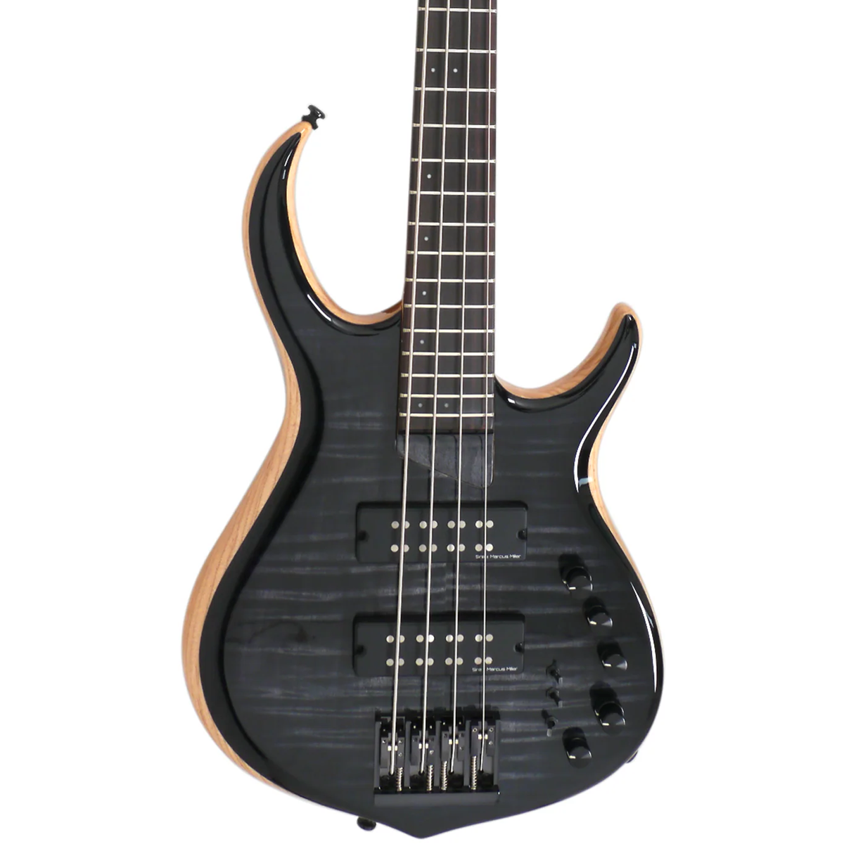 Ahşap damarlı, gümüş telli siyah bas gitar, beyaz arka plan üzerinde.