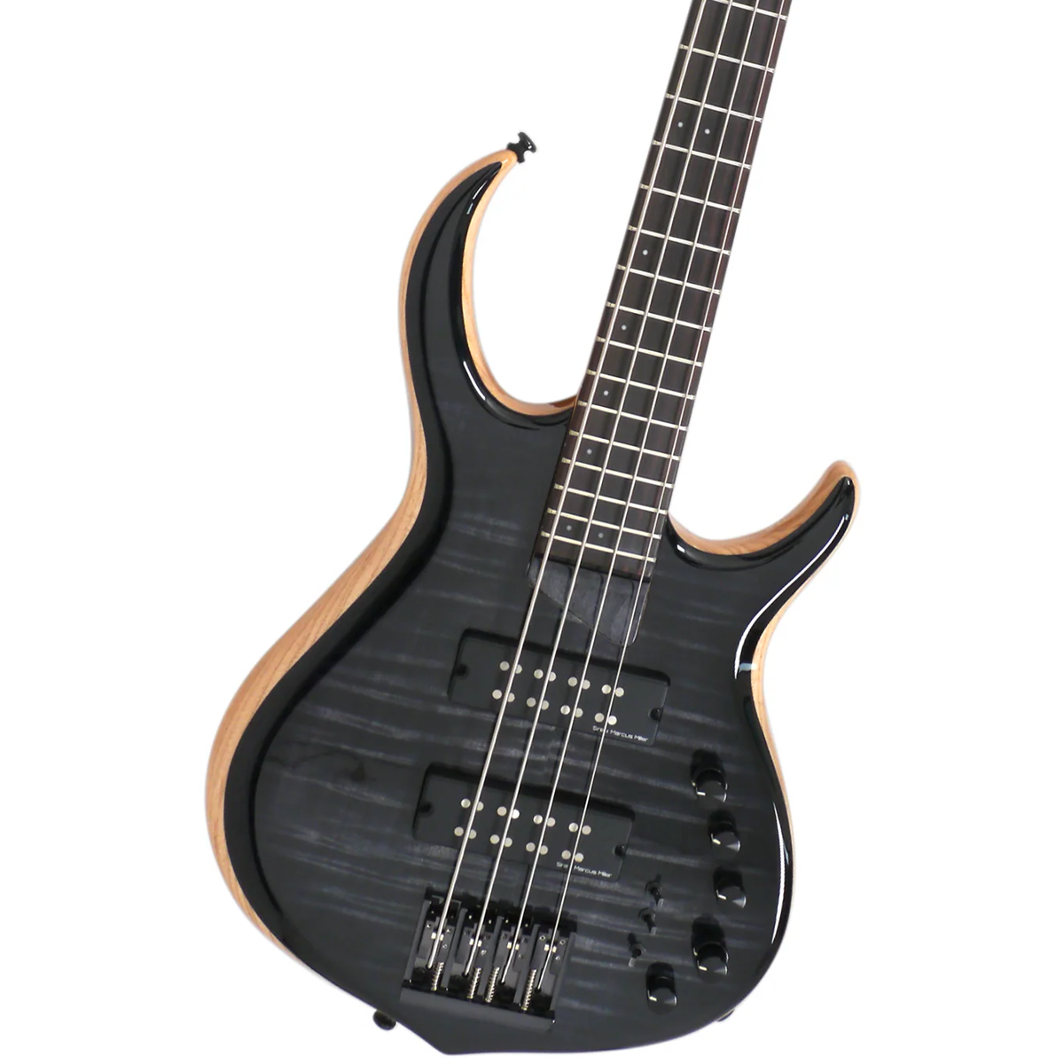 Beyaz arka plan üzerinde ahşap vurgulu, dört telli siyah bas gitar.