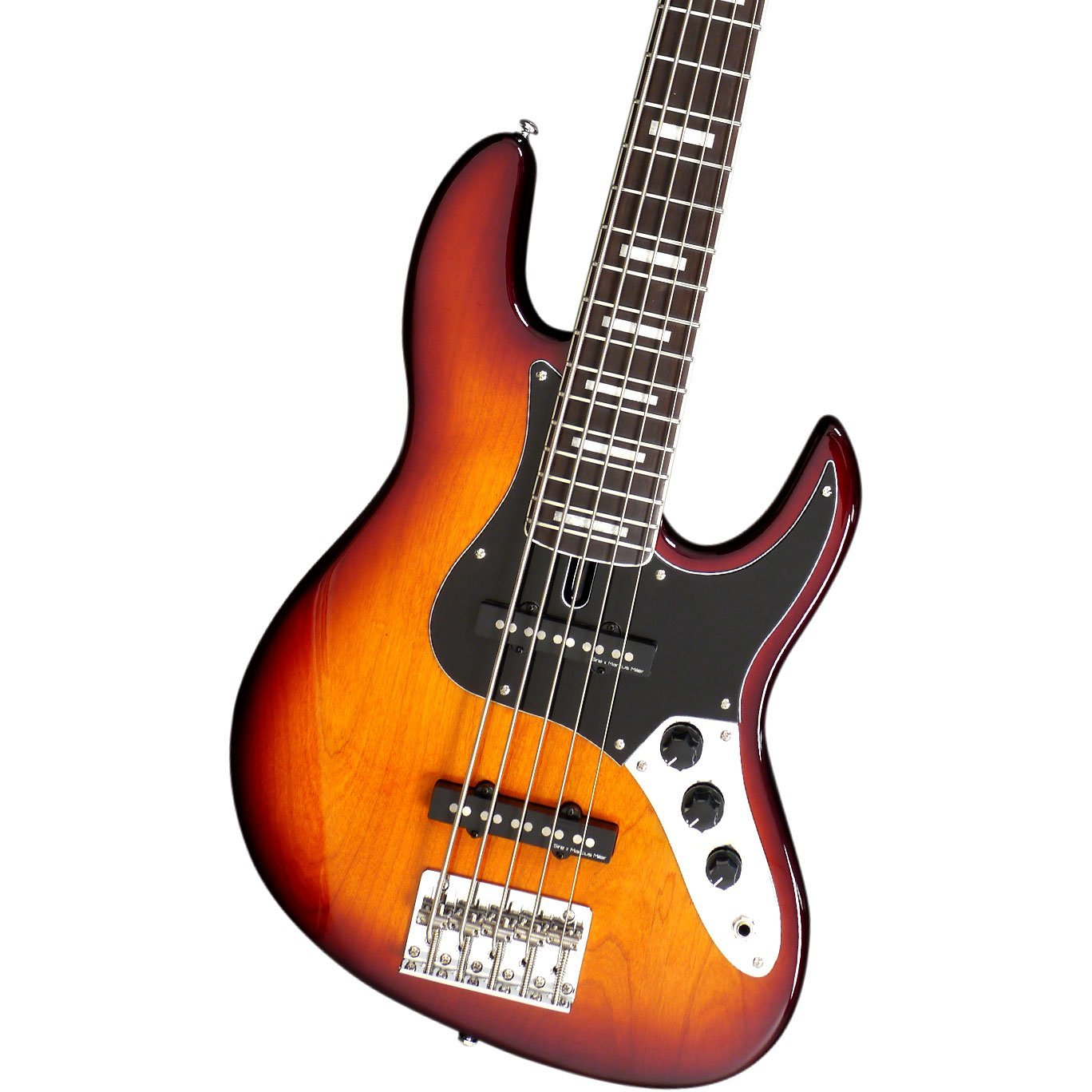 Siyah manyetiklere ve gümüş köprüye sahip güneş yanığı renkli bas gitar.