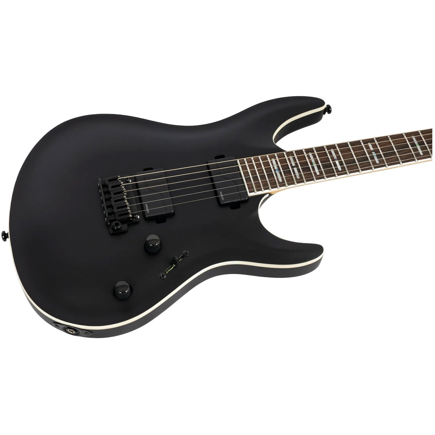 Beyaz kenarlıklı ve gümüş tellerli siyah elektro gitar, beyaz arka plan üzerinde.