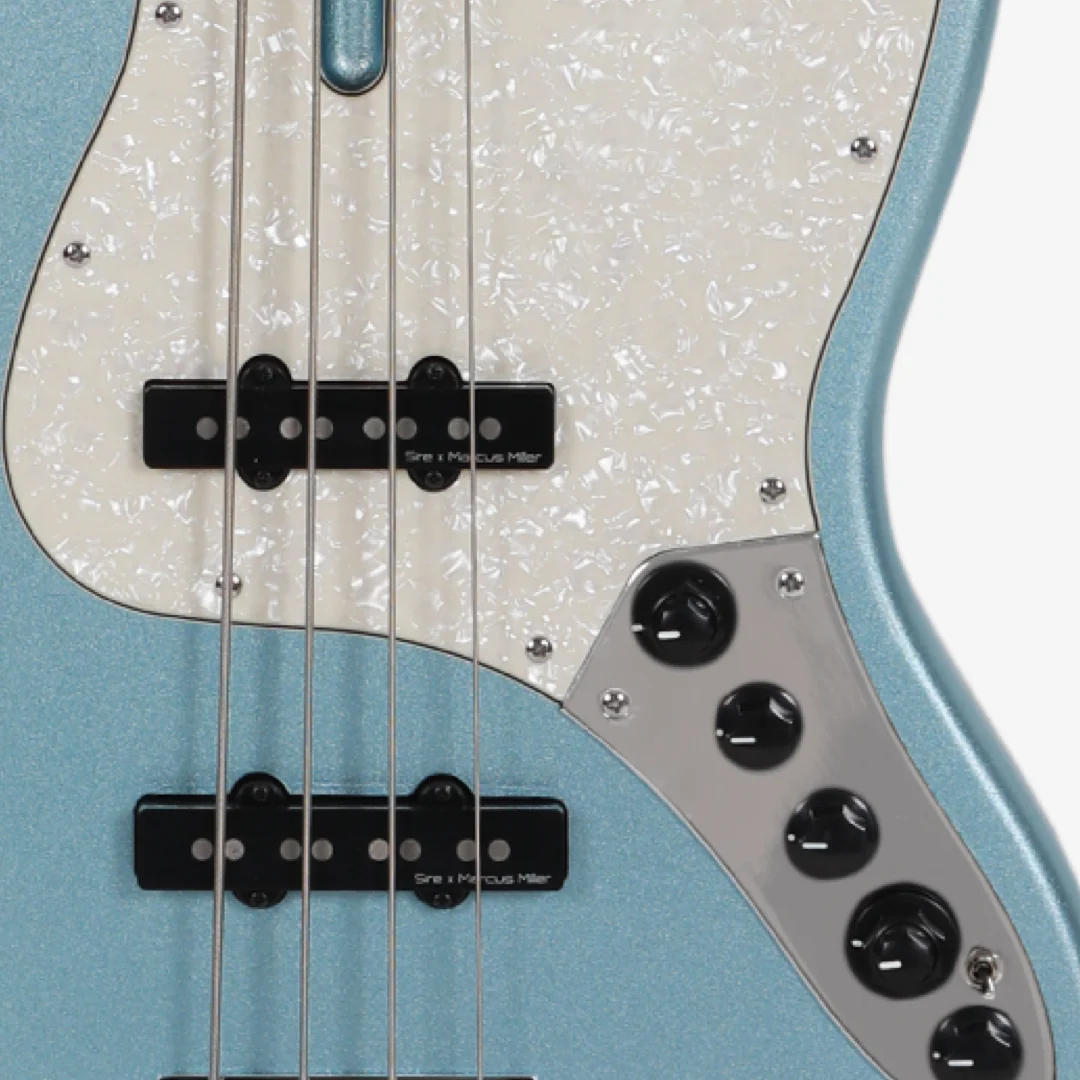 Beyaz sedefli pena koruyuculu ve siyah manyetikli açık mavi bas gitar detayı.