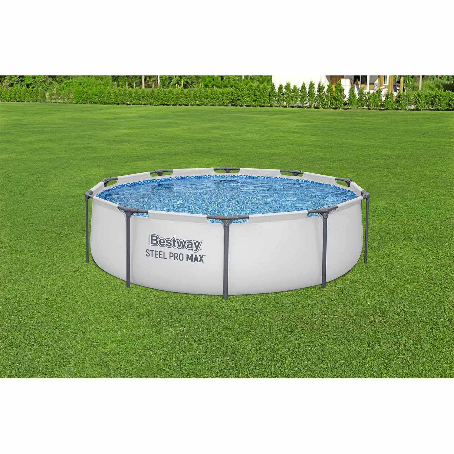 Basen naziemny z niebieską wodą stoi na zielonym trawniku.