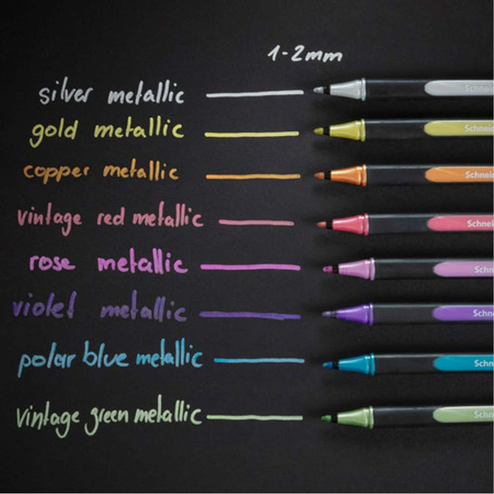 Metallic-Marker in Silber, Gold, Kupfer, Rot, Rosa, Violett, Blau, Grün auf Schwarz.