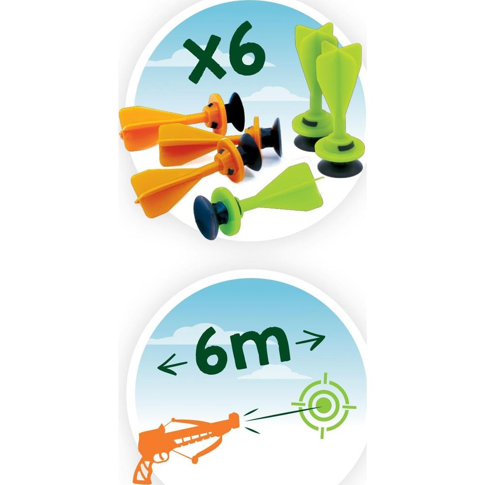 Sechs Pfeile, drei orange und drei grün, und ein Spielzeug-Armbrust mit Zielscheibe.