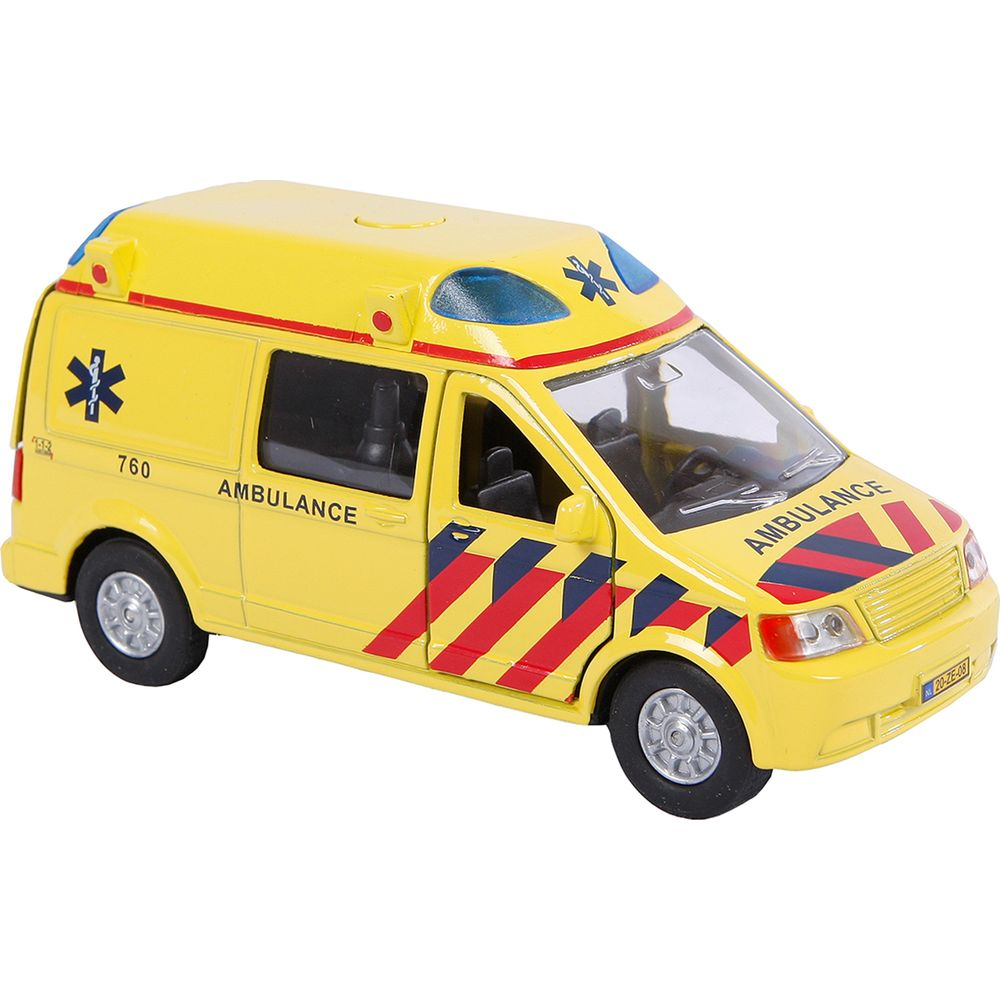 Ein gelber Spielzeug-Rettungswagen mit blauen und roten Streifen und dem Wort AMBULANCE.
