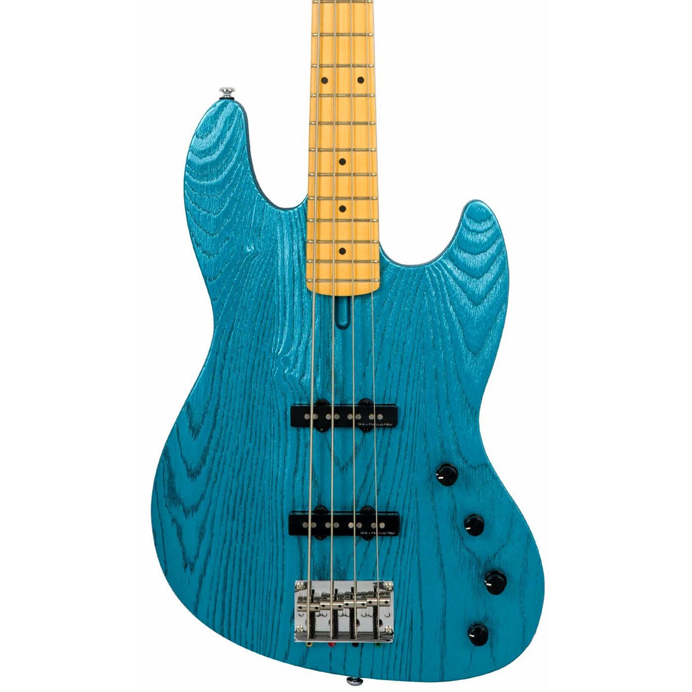 Açık ahşap klavyeli ve gümüş köprülü mavi bas gitar, beyaz arka plan üzerinde.
