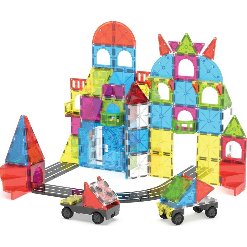 Des blocs de construction magnétiques colorés forment un château avec des voitures et des routes.