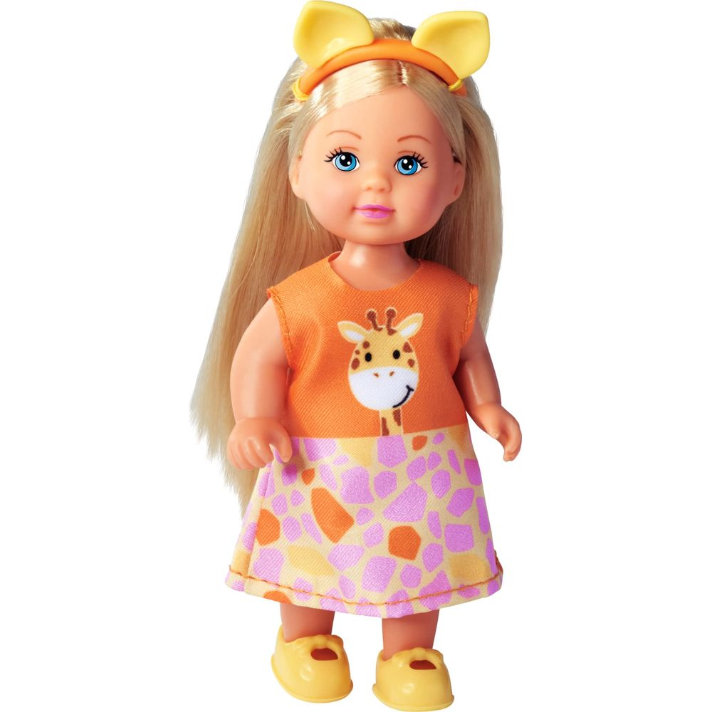 Ein kleines Mädchen mit blonden Haaren trägt ein orangefarbenes Kleid mit Giraffenmotiv und gelben Ohrenbügeln.