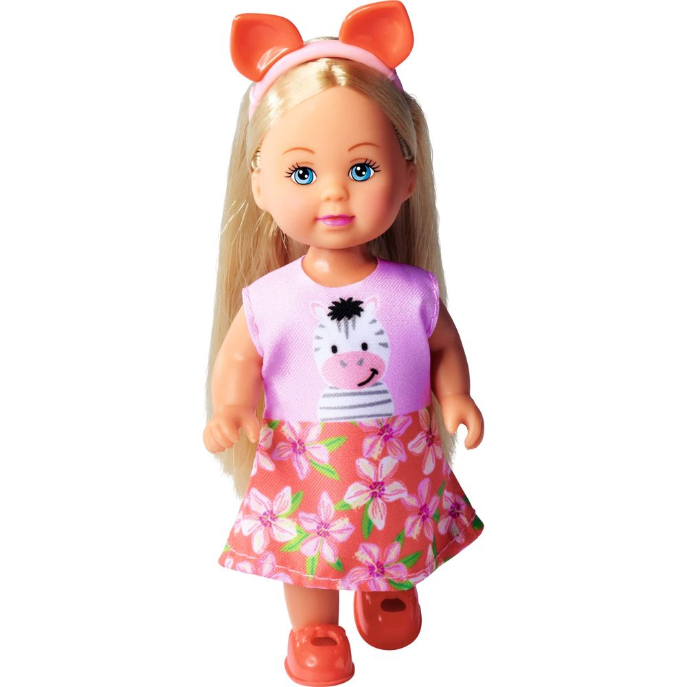 Ein kleines Mädchen mit blonden Haaren, das ein rosa Kleid mit Zebra-Aufdruck und Blumenrock trägt.