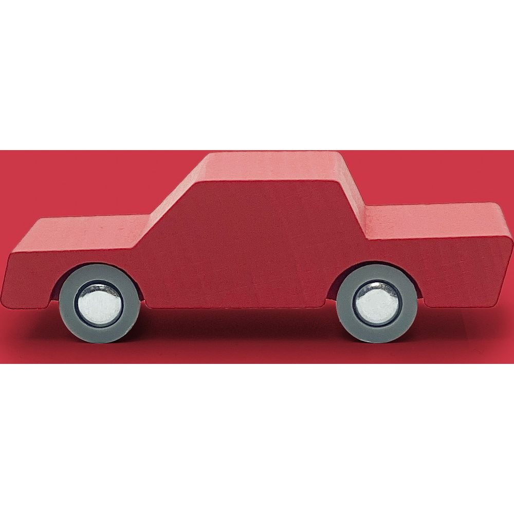 Une voiture jouet en bois rouge avec des roues grises sur fond rouge.