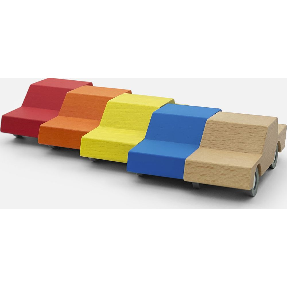Cinq voitures jouets en bois rouge, orange, jaune, bleu et bois naturel, alignées.