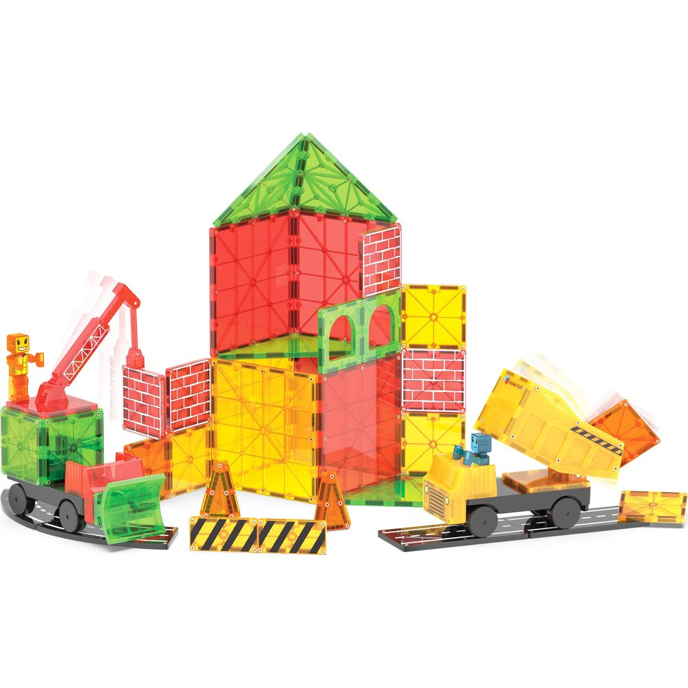 Blocs de construction colorés forment un château avec grue et camion. Jaune, rouge, vert.