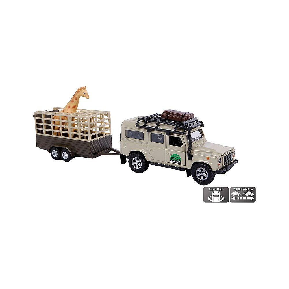 Ein beigefarbener Geländewagen zieht einen Anhänger mit einer Giraffe.