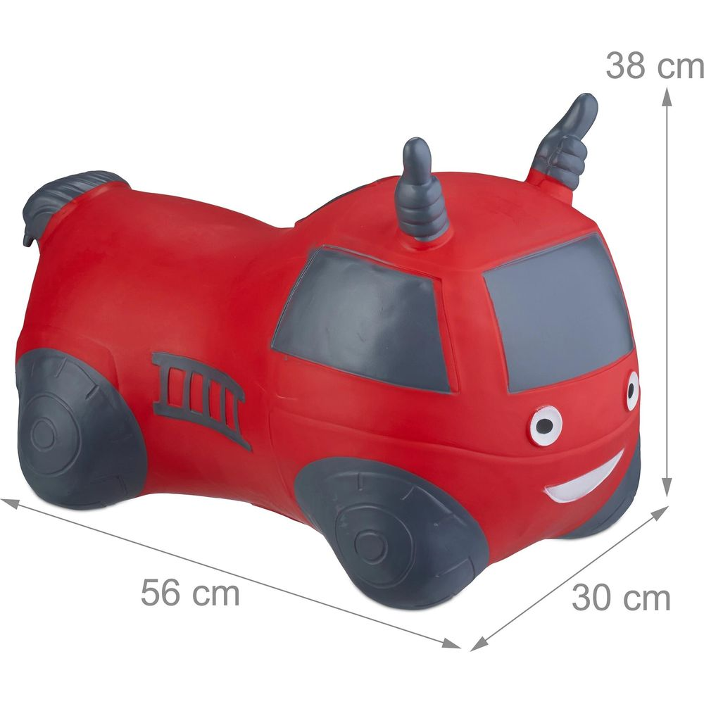 Une voiture jouet gonflable rouge avec roues et fenêtres grises, avec un visage souriant.