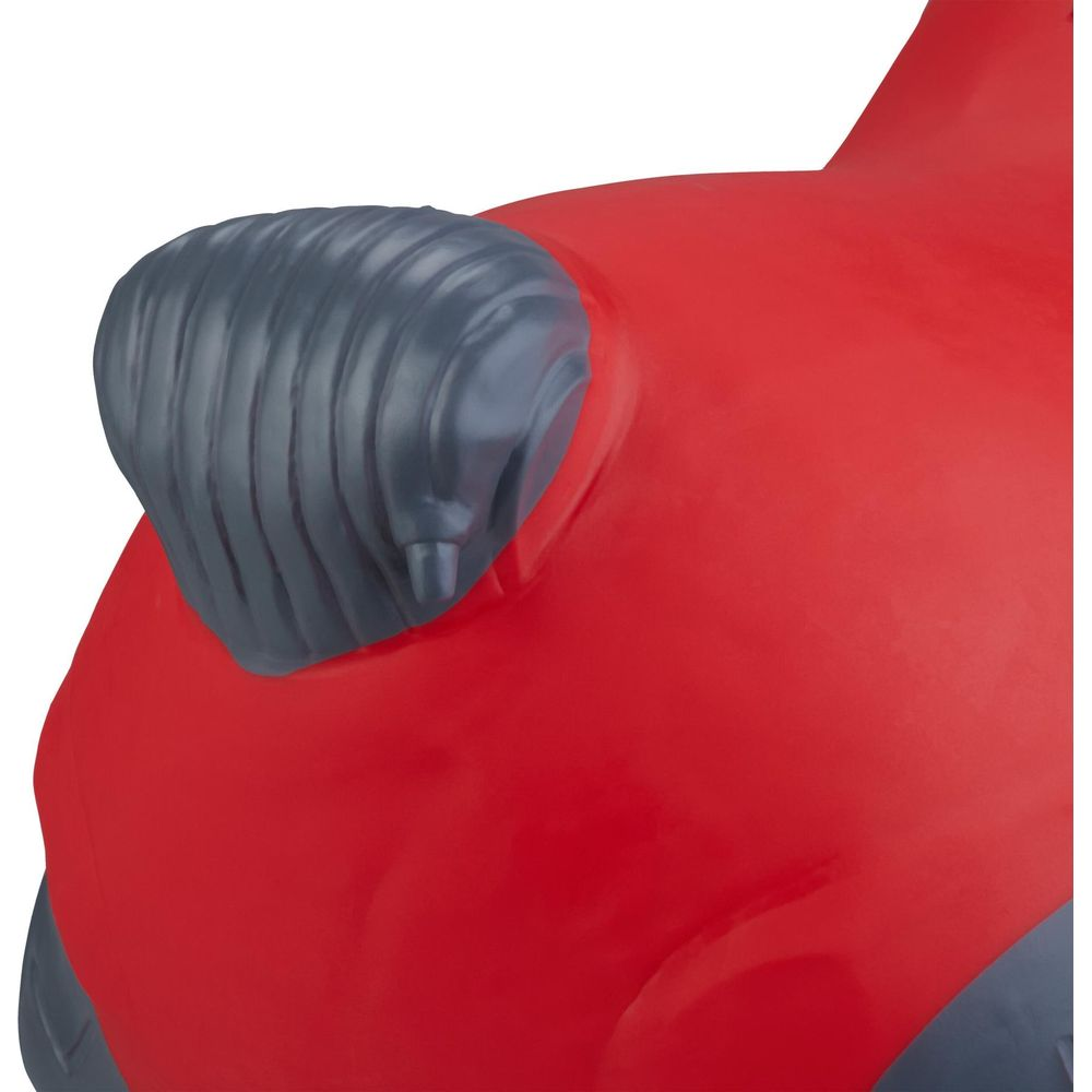 Le corps rouge d'un animal rebondissant en caoutchouc avec un détail d'oreille ou de tête gris côtelé.