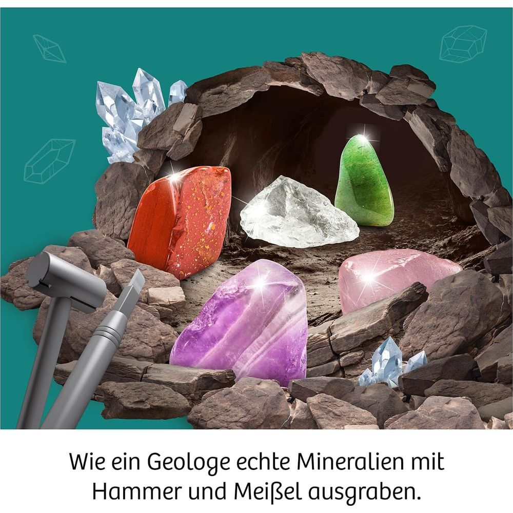 Mineralien und Grabwerkzeuge vor einem Höhleneingang.
