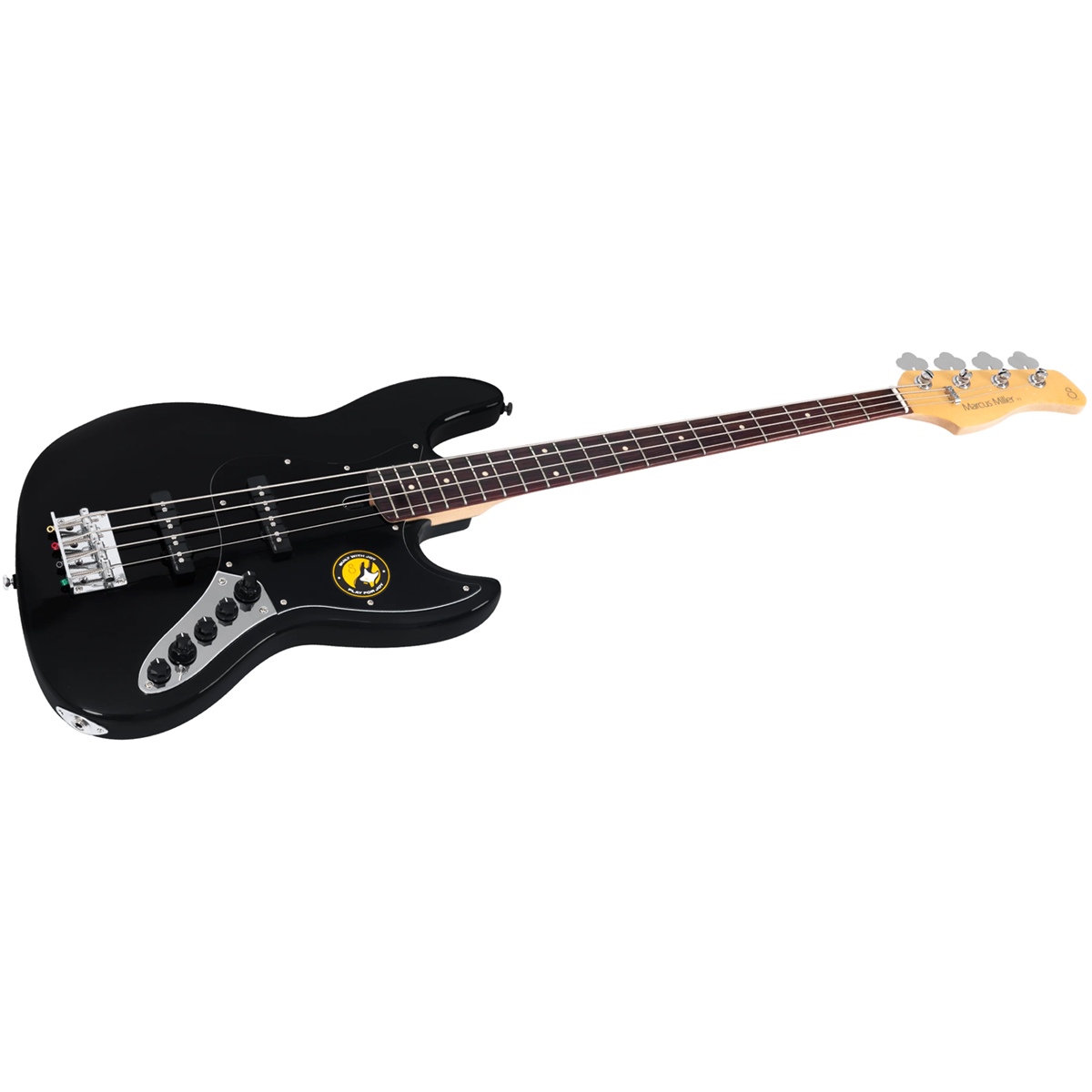 Akçaağaç sapa ve gül ağacı klavyeli siyah elektro bas gitar, beyaz arka planda.