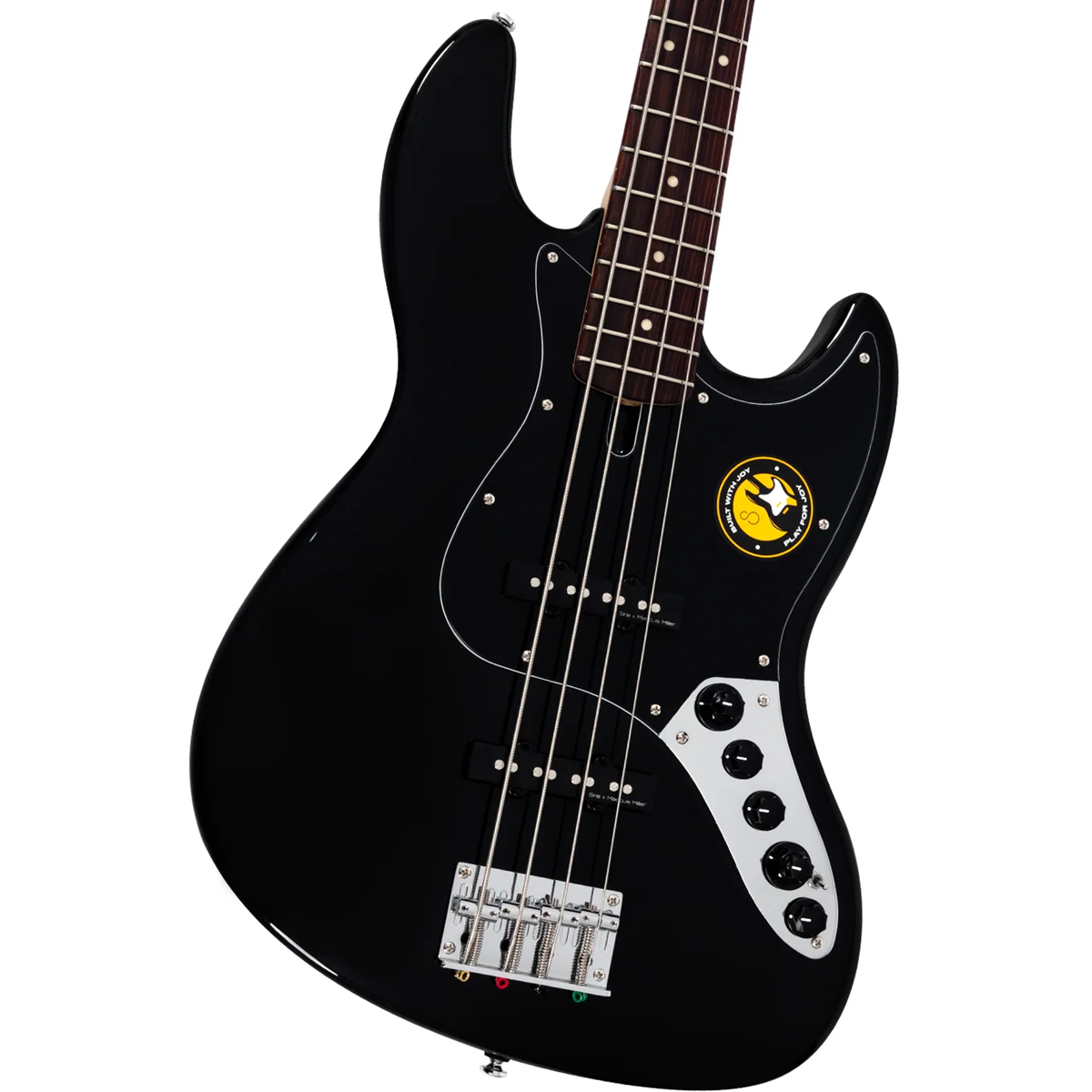 Krom köprü ve burgulu siyah elektro bas gitar, beyaz arka plan üzerinde.