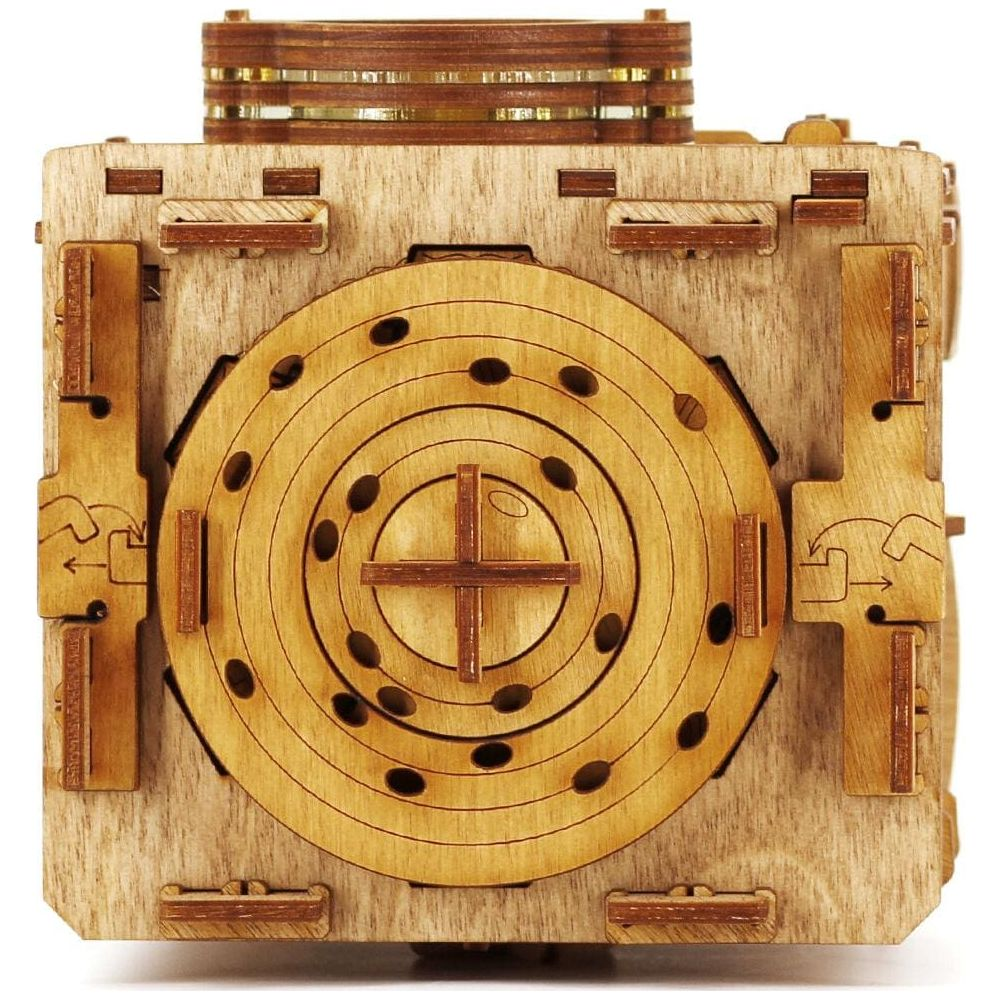 Holz-Puzzlewürfel mit komplizierten Zahnrädern und einem zentralen Zifferblatt. Detailreiche Holzhandwerkskunst.
