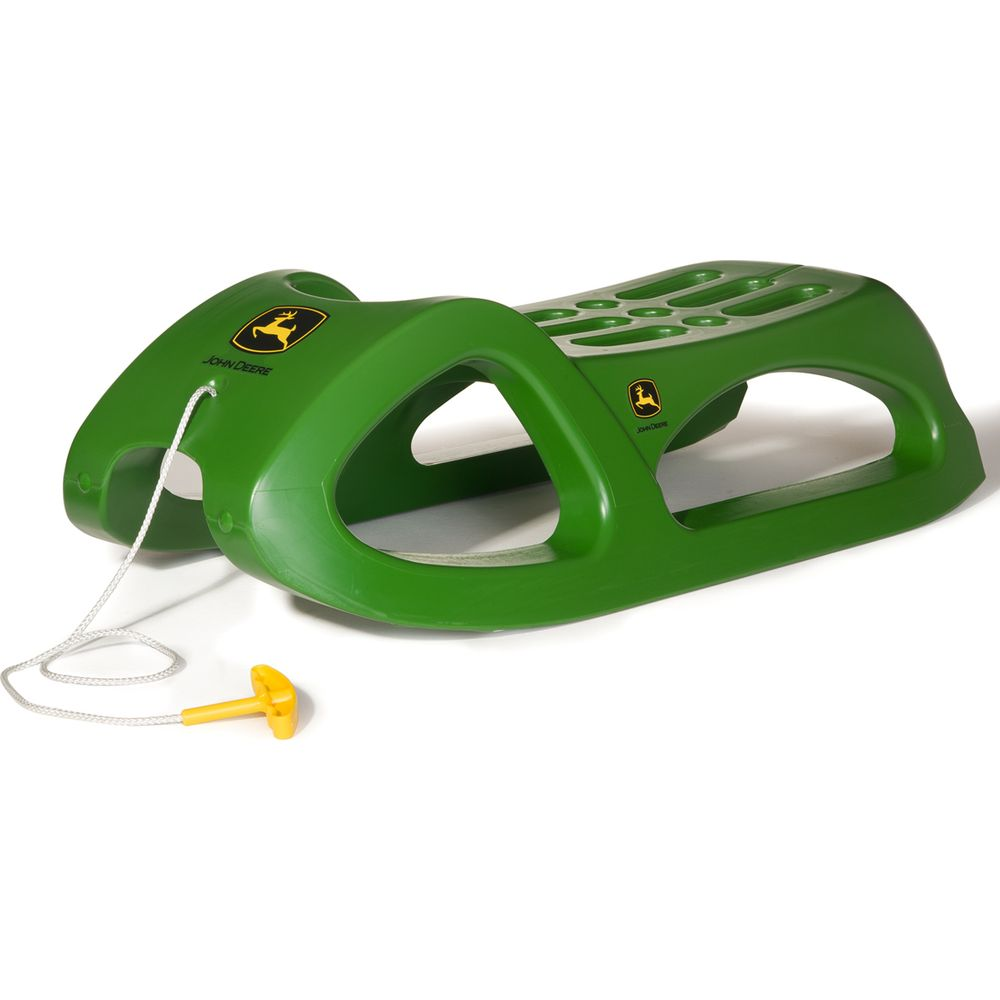 Ein grüner John Deere Schlitten mit gelbem Seil und Griff auf weißem Hintergrund.