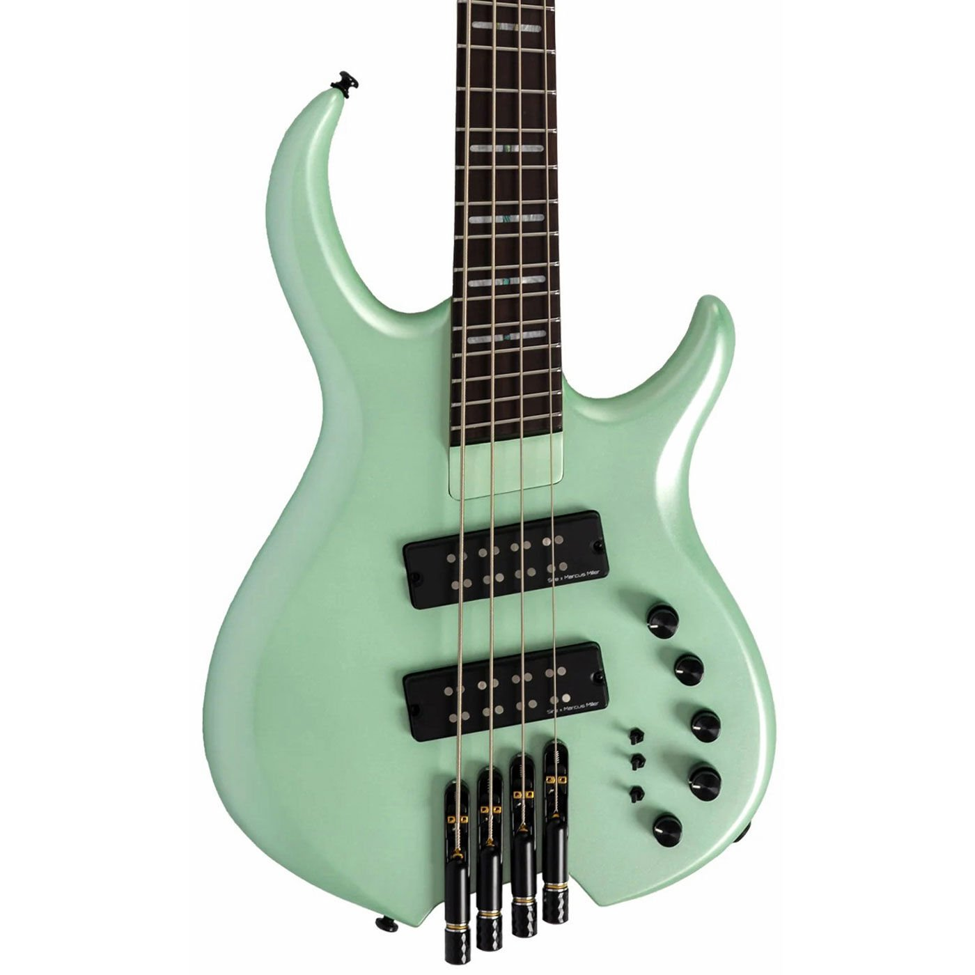 İki manyetiği ve siyah kontrol düğmeleri olan turkuaz 5 telli bas gitar.