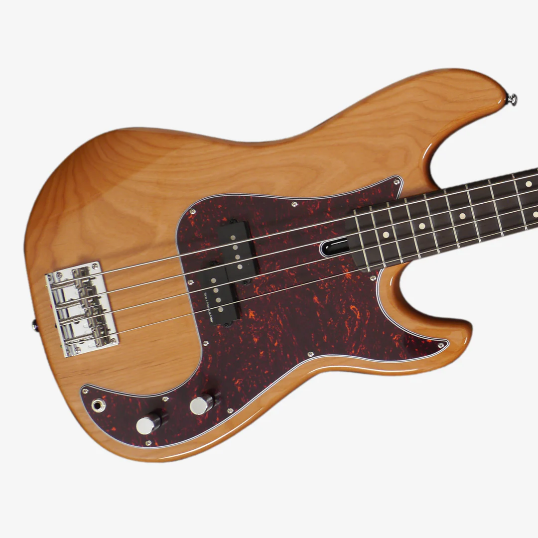 Kaplumbağa kabuğu pena korumalı, krom donanımlı kahverengi bas gitar.