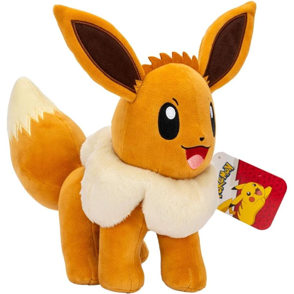 Une peluche du Pokémon Evoli se tient sur fond blanc. Ses oreilles et le bout de sa queue sont marron.