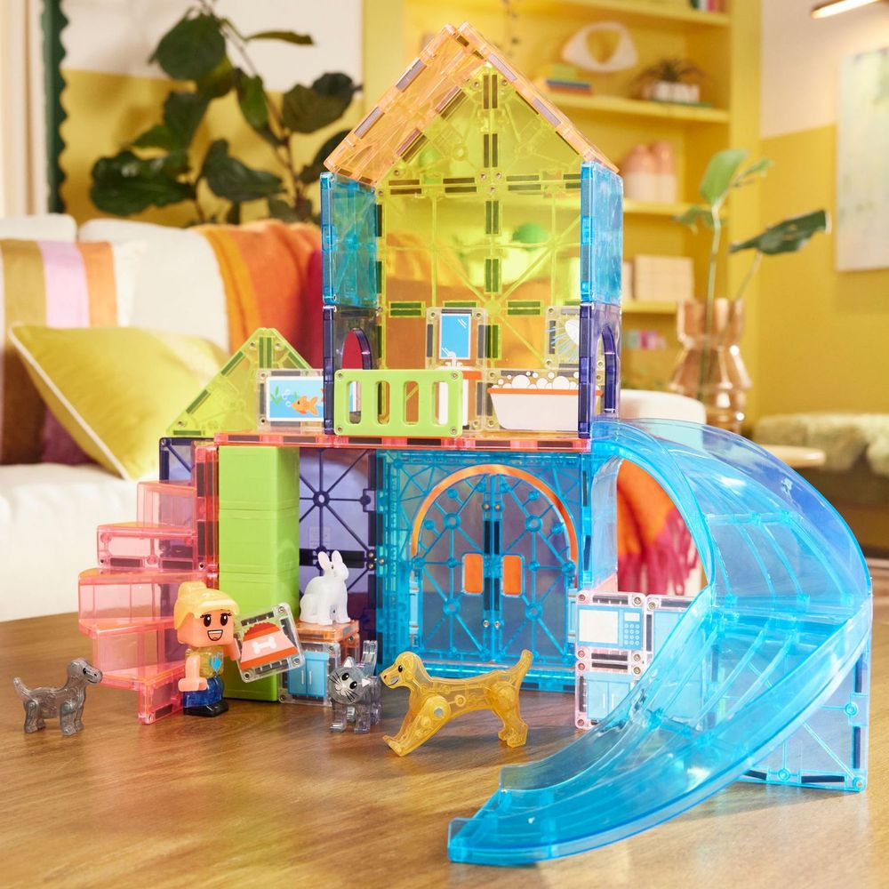 Ein buntes Magnetspielzeug-Haus mit Rutsche, Figur und Tieren.