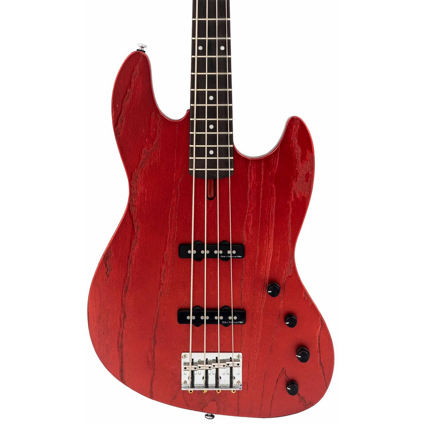 Kırmızı dört telli elektro bas gitar, siyah klavyeli ve gümüş köprülü.