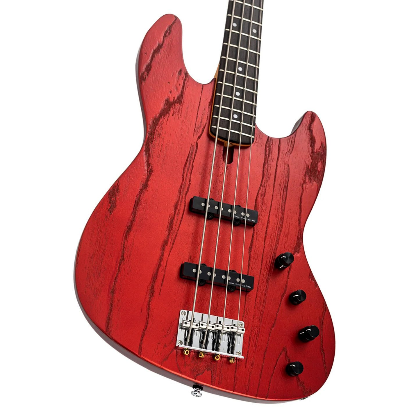 Koyu damarlı, dört telli kırmızı bas gitar, beyaz arka planda izole edilmiş.