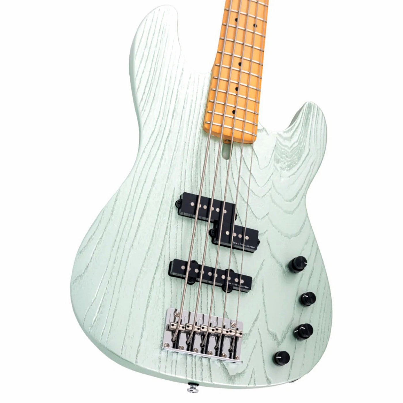 Ahşap damarlı açık yeşil bas gitar gövdesi, siyah manyetikler ve gümüş köprü.