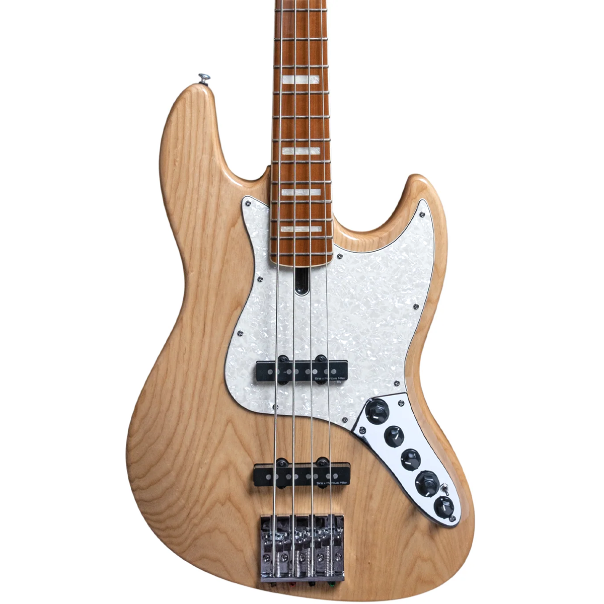 Beyaz pena korumalı, gümüş donanımlı, doğal ahşap kaplamalı bas gitar.