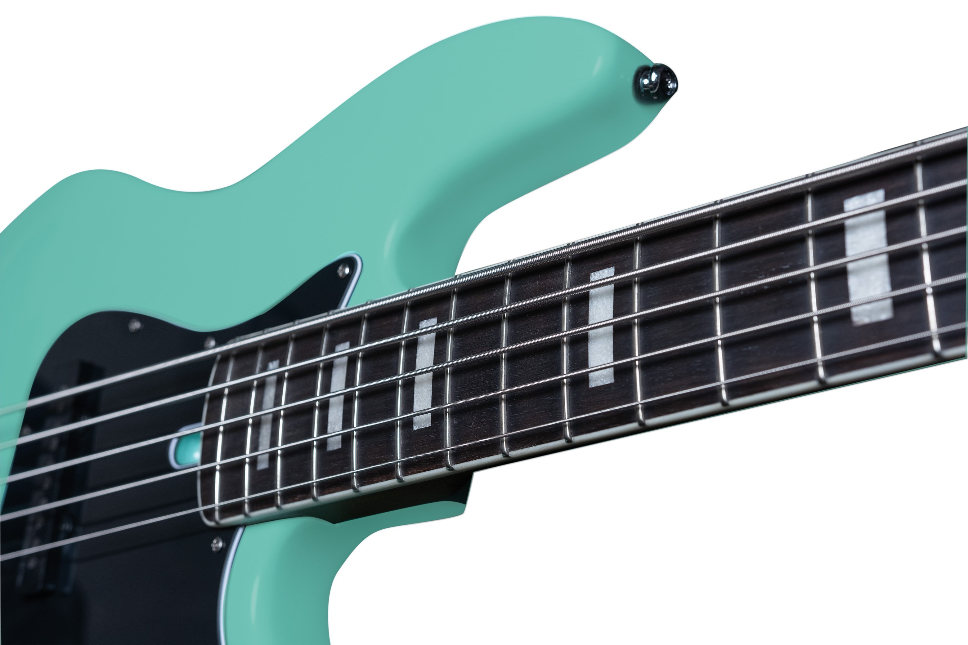 Koyu klavyeli ve gümüş tellerli turkuaz bas gitar.