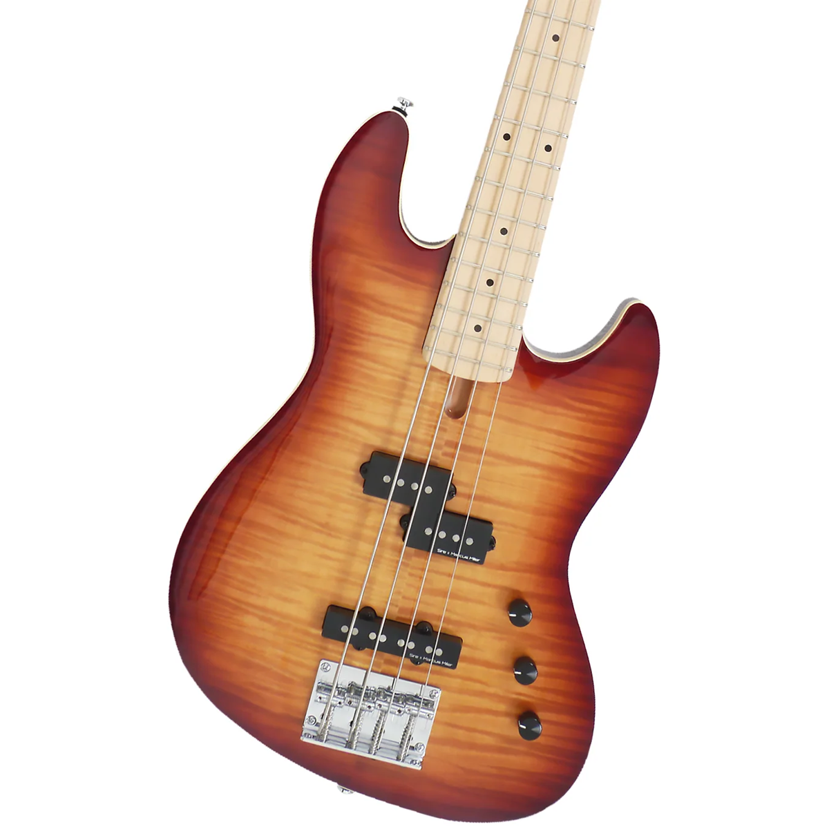 Akçaağaç saptı, güneş yanığı alev desenli elektro bas gitar. Yakın çekim.