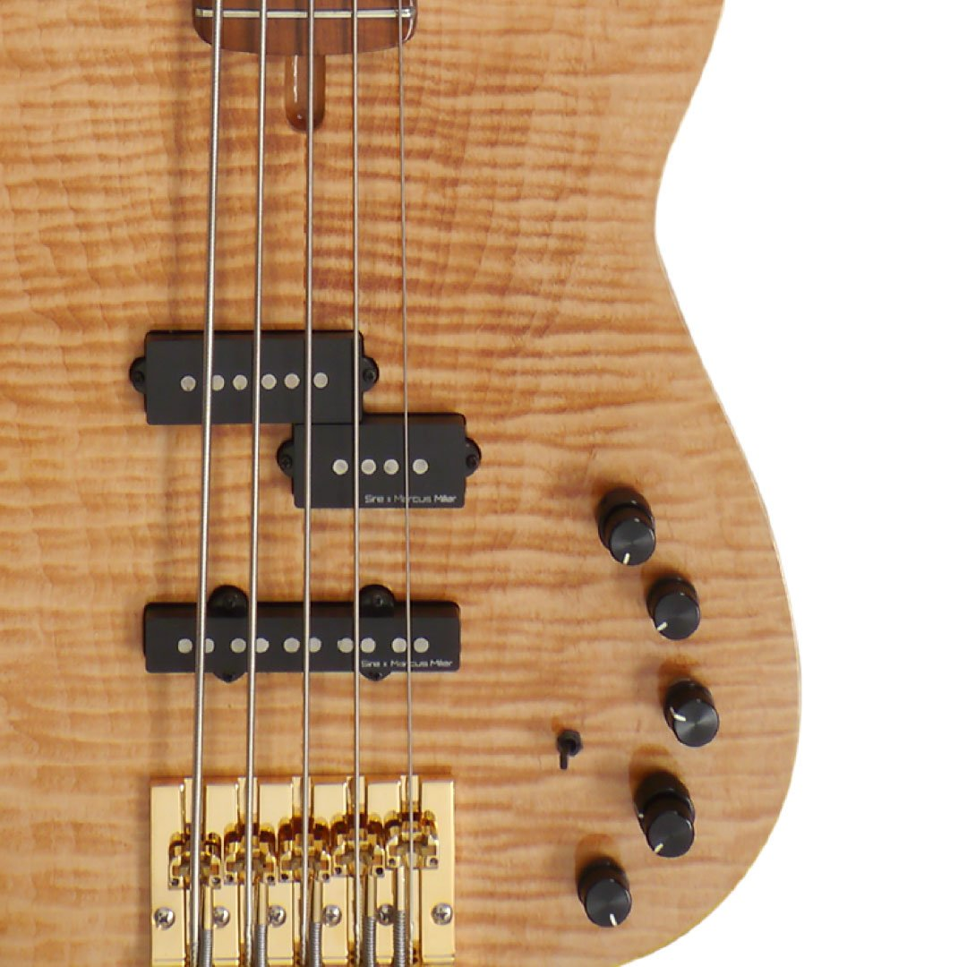 Ahşap damarlı, altın köprülü ve siyah manyetikli bas gitarın yakın çekimi.