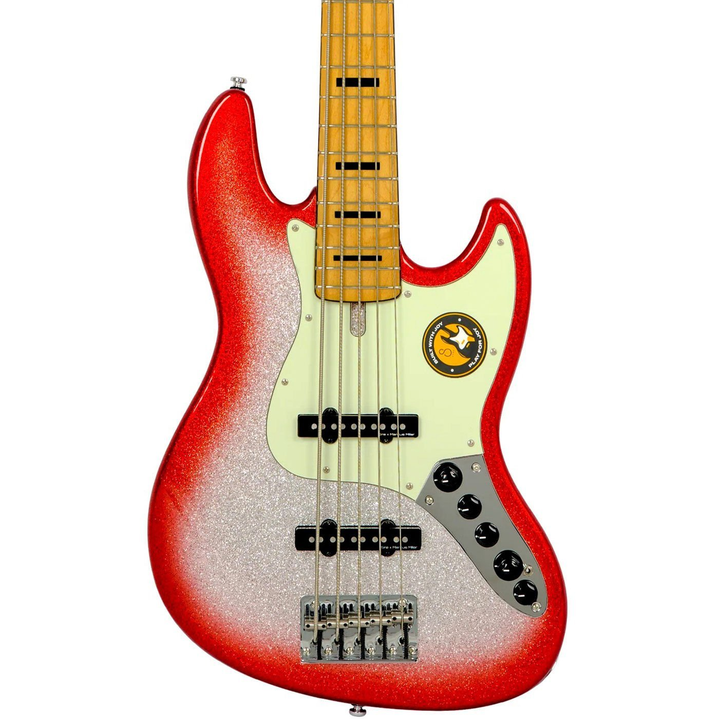 Akçaağaç sapa ve siyah manyetiklere sahip kırmızı ve gümüş simli bas gitar.