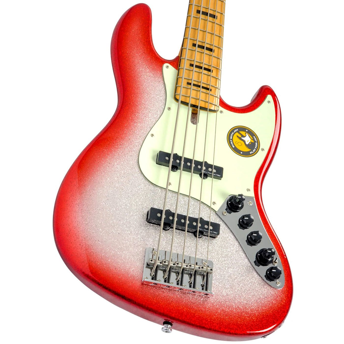 Kırmızı simli bas gitar, yakın çekim teller ve düğmeler.