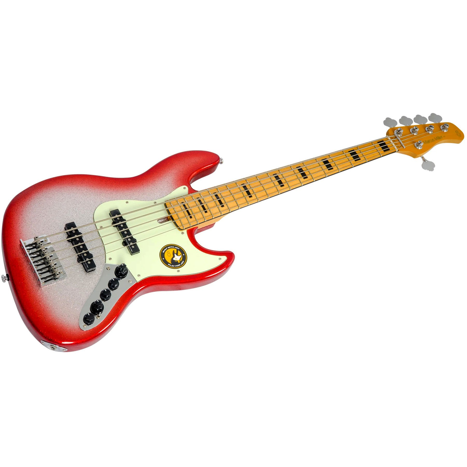 Akçaağaç saplı, dört telli kırmızı ve gümüş renkli elektro bas gitar, beyaz zemin üzerinde.