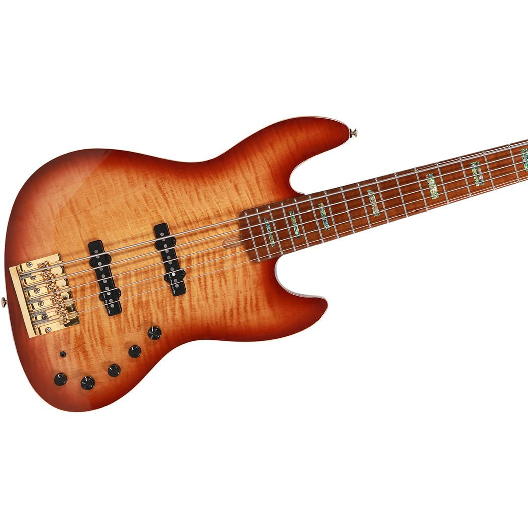 Altın donanımlı, kahverengi-turuncu çizgili gövdeye sahip beş telli elektro bas gitar.